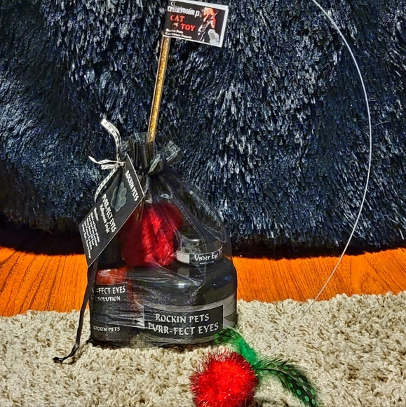 Cat Eye Wipes Stain Remover w Cherry Toy - Picture 2 of 4